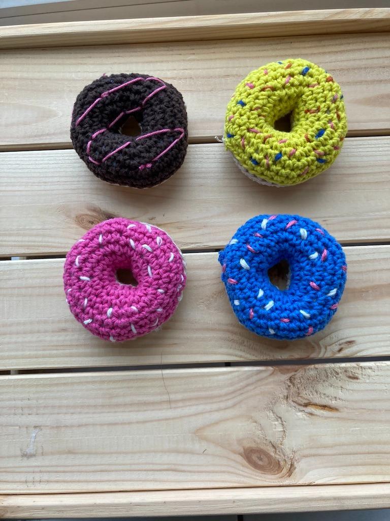 4 handgemaakte donuts ( Veritas garen ), Hobby & Loisirs créatifs, Enlèvement ou Envoi, Neuf, Crochet, Laine ou Fils