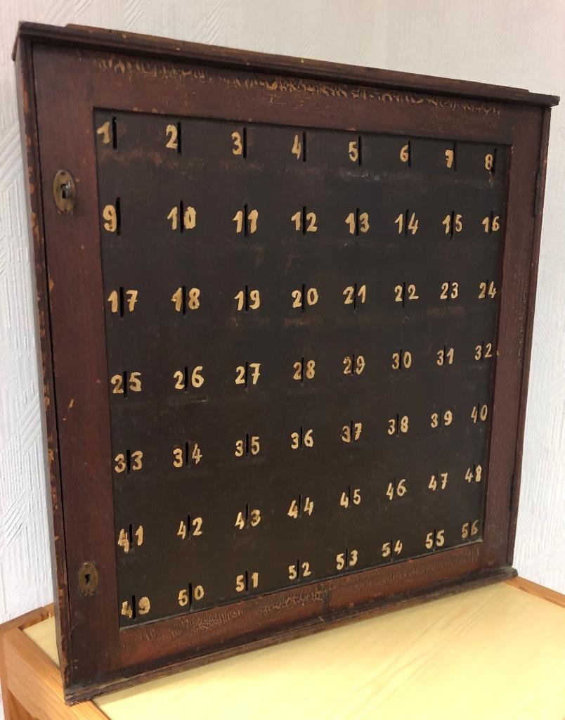 Antieken houten spaarkas 56 vakjes., Ophalen of Verzenden