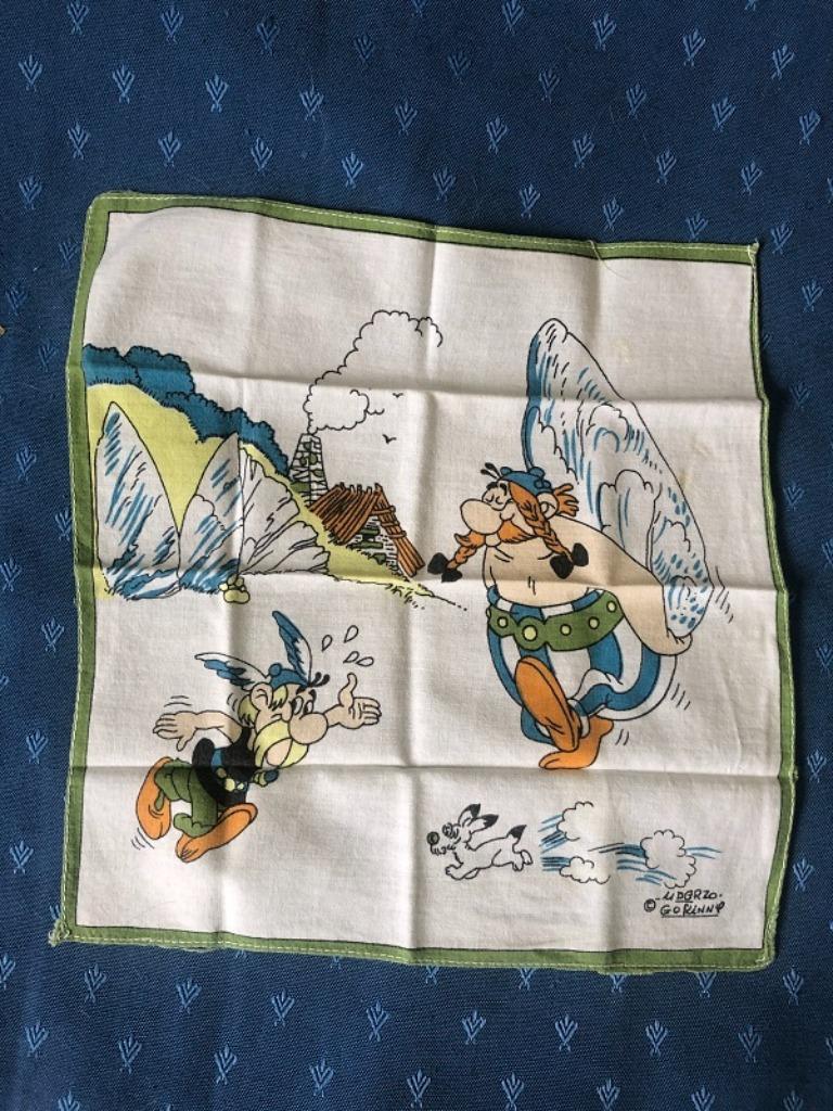 rare Astérix ancien mouchoir contour vert année 80, Une BD, Comme neuf, Goscinny & Uderzo, Envoi