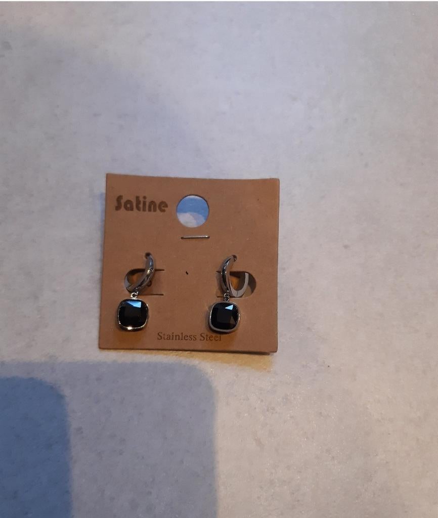 Boucles d'oreilles argentées et noires NEUVES, Neuf, Enlèvement ou Envoi, Autres matériaux, Pendantes