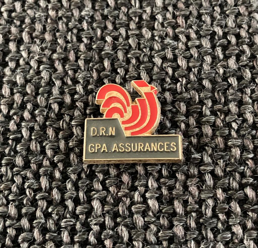 PIN - DRN GPA ASSURANCES - COQ - HAAN, Envoi, Utilisé, Autres sujets/thèmes, Insigne ou Pin's