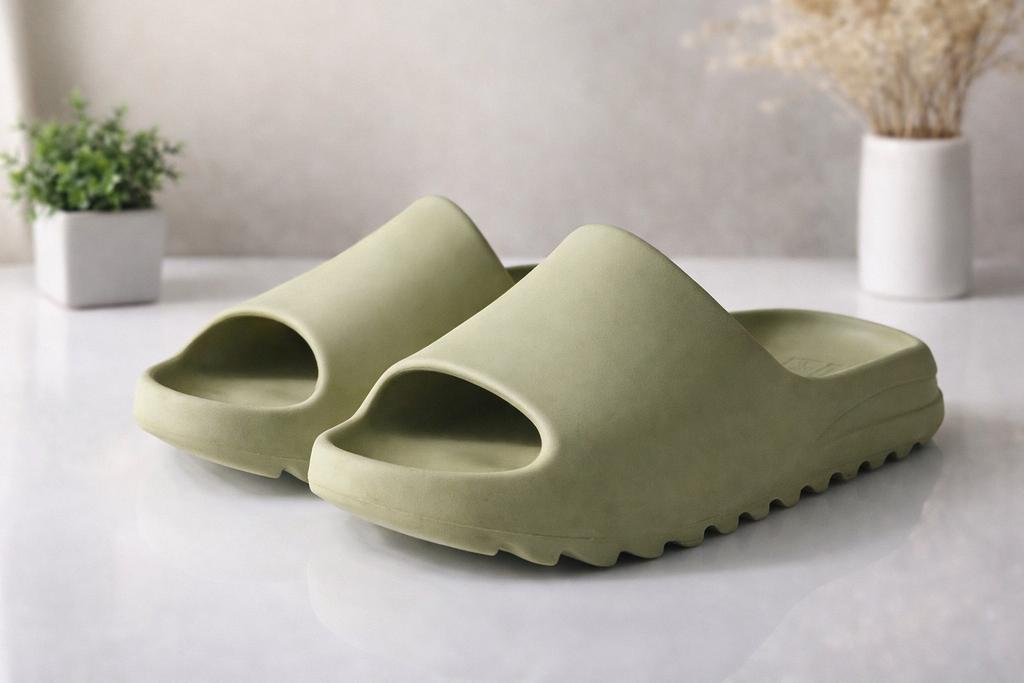 Adidas yeezy slide vert, Ophalen of Verzenden, Zo goed als nieuw