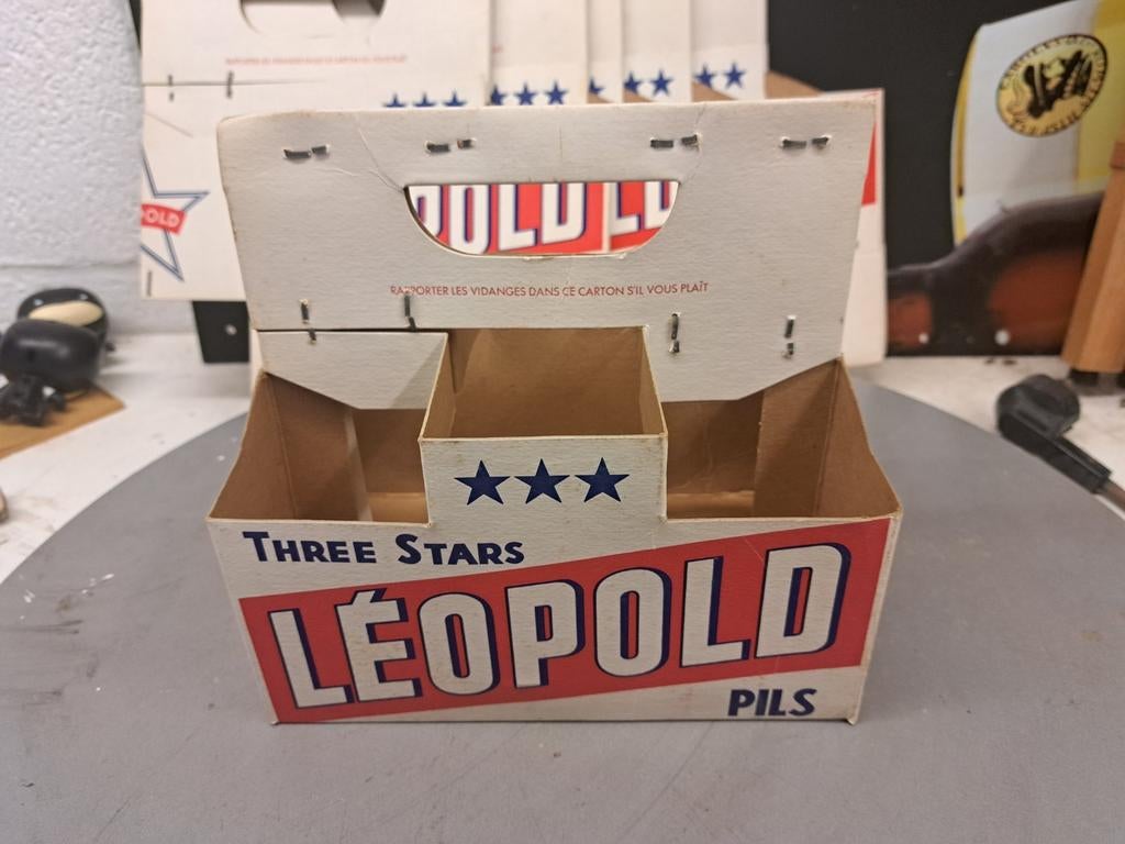 Caisse en carton Leopold Pils à trois étoiles, état neuf, Collections, Marques de bière, Enlèvement ou Envoi, Neuf, Autres types