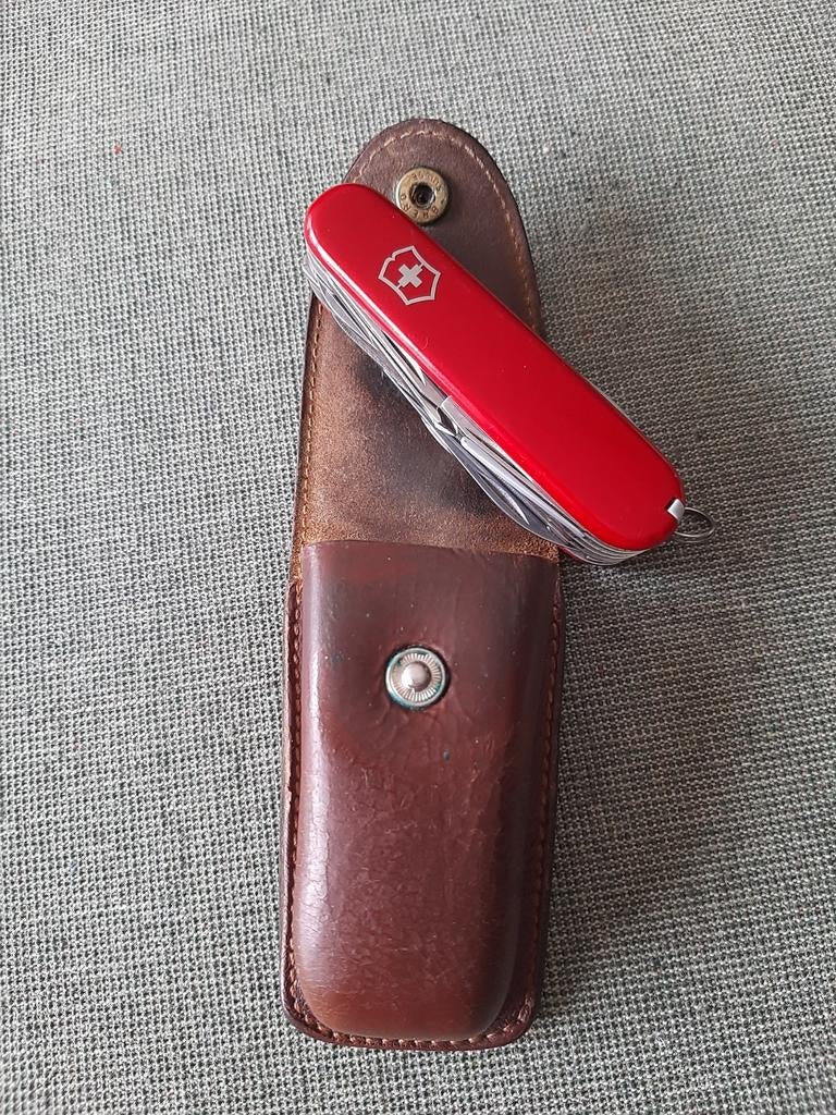 Couteau suisse officier VICTORINOX 17 lames et son étui cuir