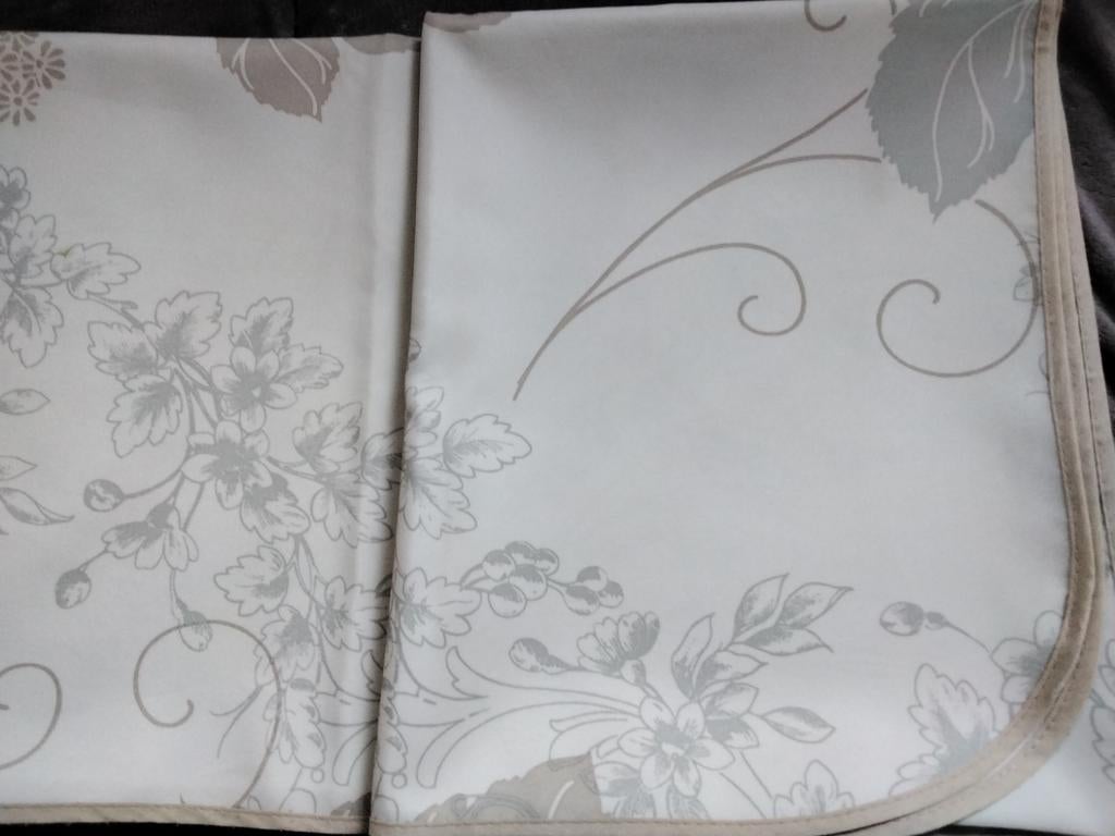 Très grande nappe rectangulaire en tissu 2 m 40 x 1 m 50, Enlèvement ou Envoi, Utilisé, Rectangle, Intérieur