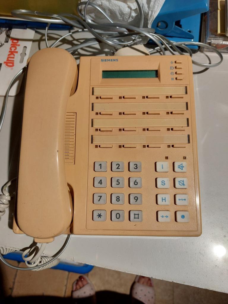 2 anciens téléphones en bakélites, Antiquités & Art, Enlèvement ou Envoi