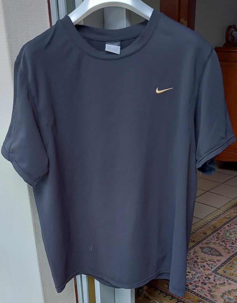 zwart fietsschirt merk Nike goud embleem maat 52  als nieuw, Kleding | Heren, Sportkleding, Maat 52/54 (L), Zwart, Nike, Ophalen of Verzenden