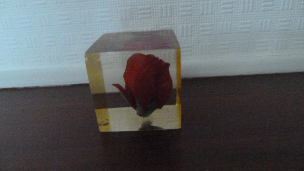 Vintage roos presse-papier ** acryl - 5 x 5 cm, Ophalen of Verzenden
