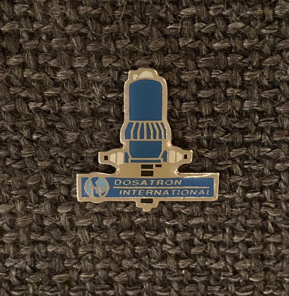 PIN - DOSATRON INTERNATIONAL - HYDRAULISCHE POMPEN, Envoi, Utilisé, Autres sujets/thèmes, Insigne ou Pin's
