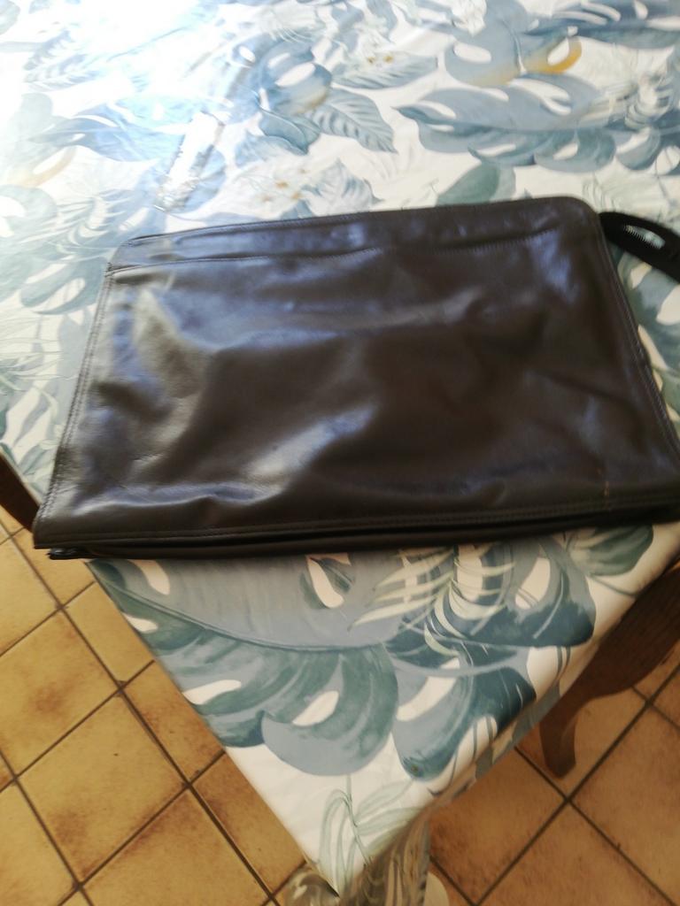 Porte-documents en cuir. Noir., Enlèvement ou Envoi, Comme neuf, Noir