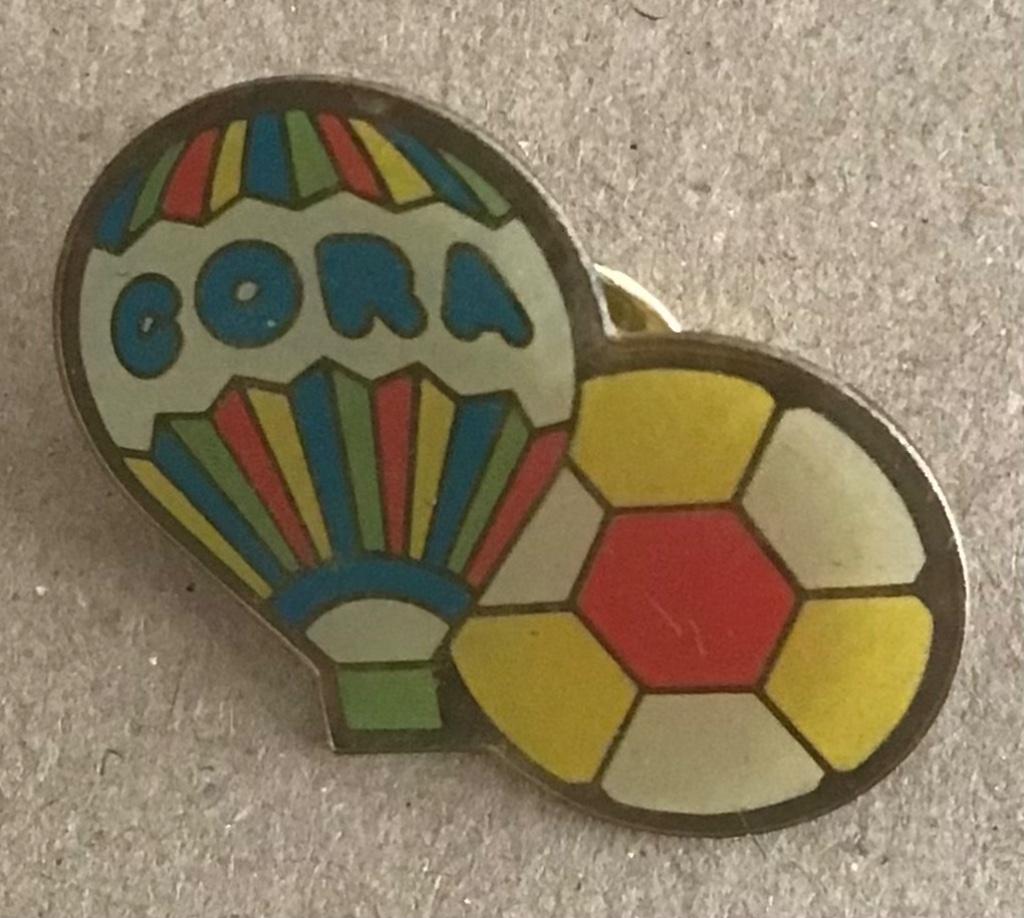 Pins’ magasin cora (Belgique), Enlèvement ou Envoi, Comme neuf, Marque, Insigne ou Pin's