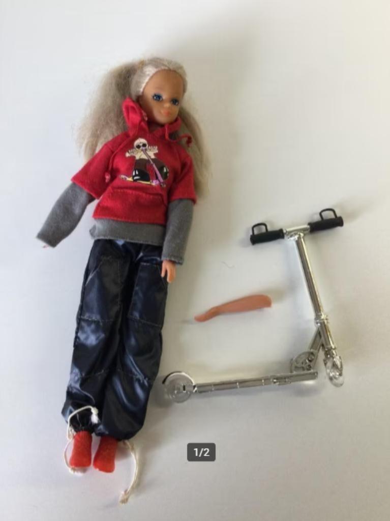 Pop (geen Mattel) met step en helm, Kinderen en Baby's, Speelgoed | Poppen, Ophalen of Verzenden, Gebruikt, Barbie