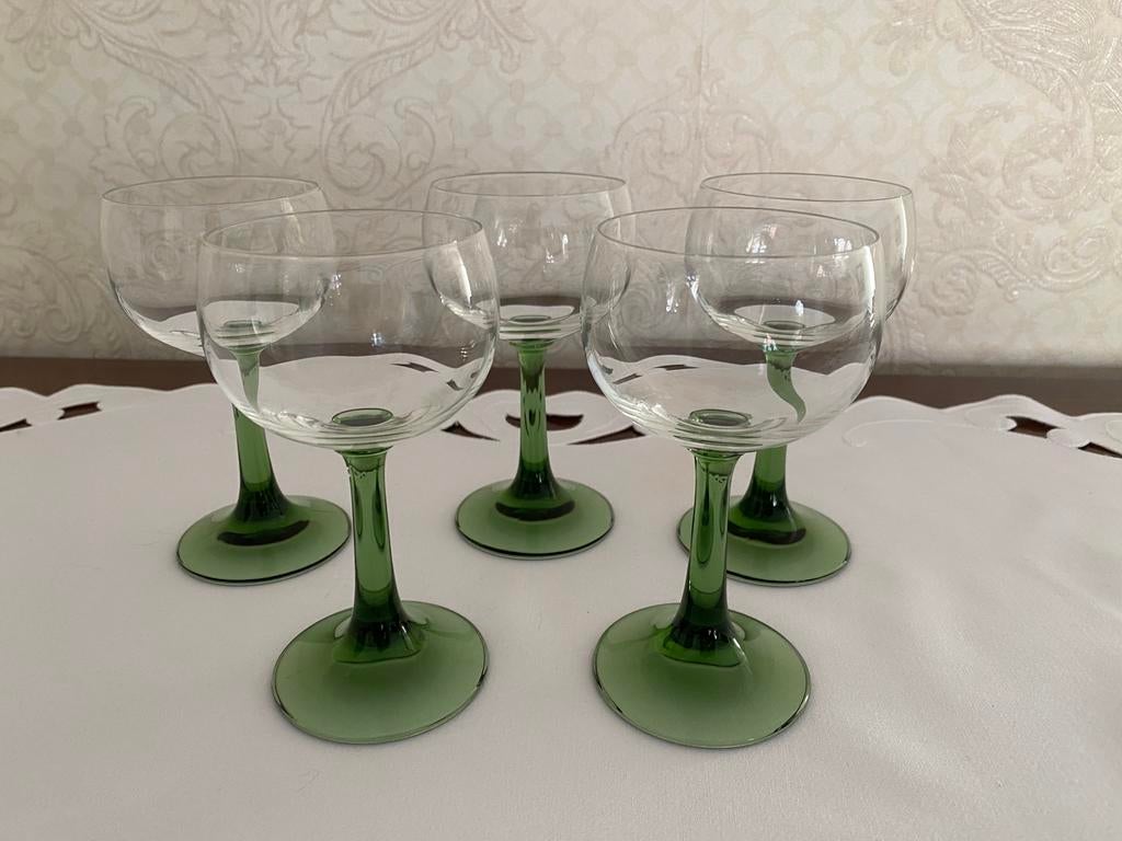 Fijne wijnglazen met elegante groene voet, Verzamelen, Glas en Drinkglazen, Ophalen, Zo goed als nieuw