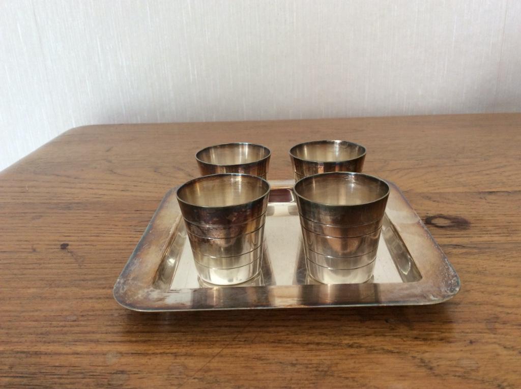 CHRISTIAN DIOR Made in France Gobelet en métal argenté x 4, Antiquités & Art, Antiquités | Argent & Or, Enlèvement ou Envoi, Argent