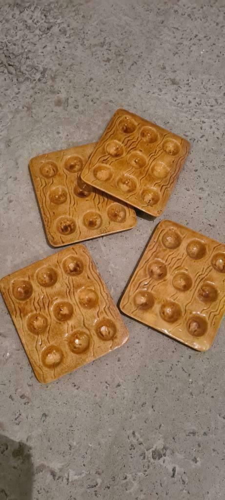4 assiettes à escargots (9) VINTAGE couleur moutarde, Enlèvement ou Envoi, Utilisé, Assiettes(s)