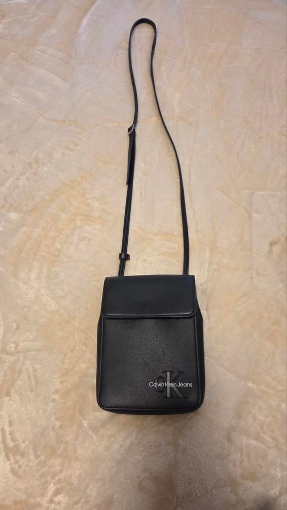 Sac Calvin Klein noir, Enlèvement
