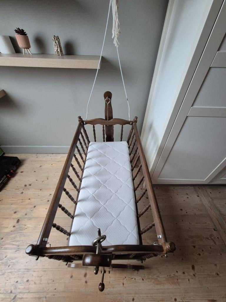 Wieg op wieltjes met matras en toebehoren in stof, Antiek en Kunst, Ophalen
