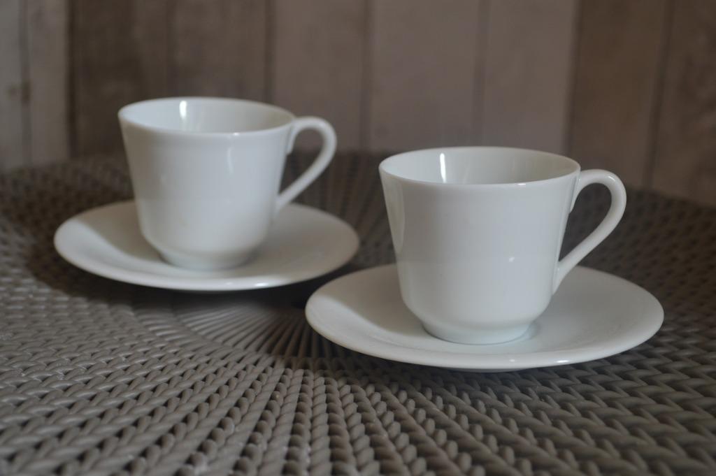 2 mokkatasjes/espressokopjes met onderborden wit, Huis en Inrichting, Ophalen of Verzenden, Zo goed als nieuw, Porselein, Kop(pen) en/of Schotel(s)
