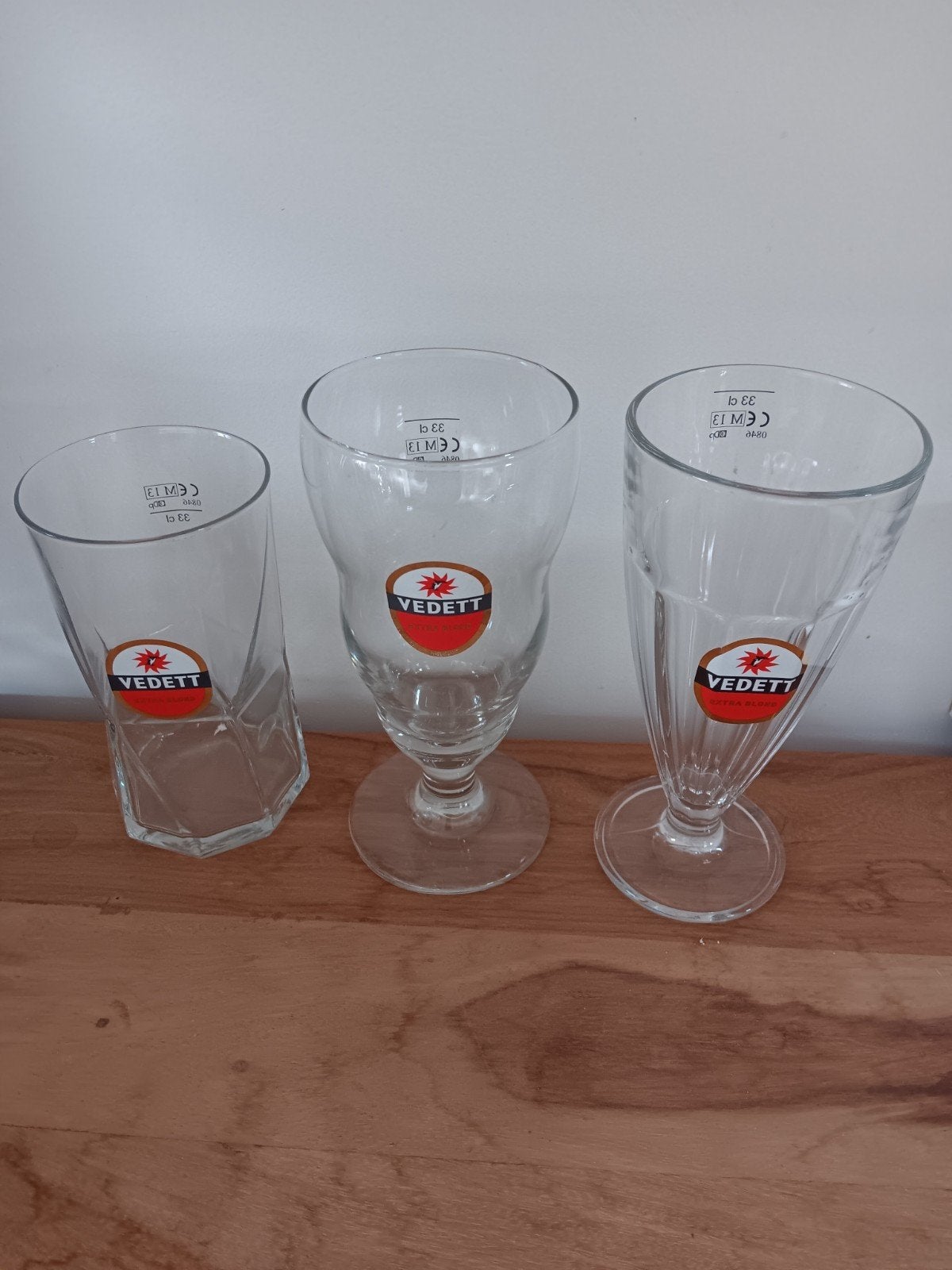 3 verschillende speciale vedett bierglazen., Ophalen