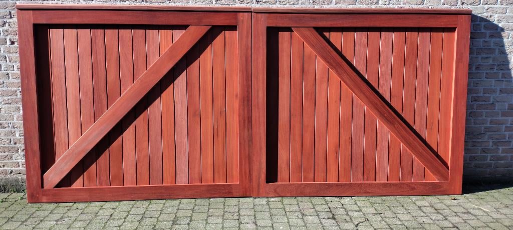 houten padouk poort beedte 424cm hoogte 184cm dikte 6,8cm, Tuin en Terras, Tuinpoorten, Ophalen, Zo goed als nieuw, 150 tot 200 cm