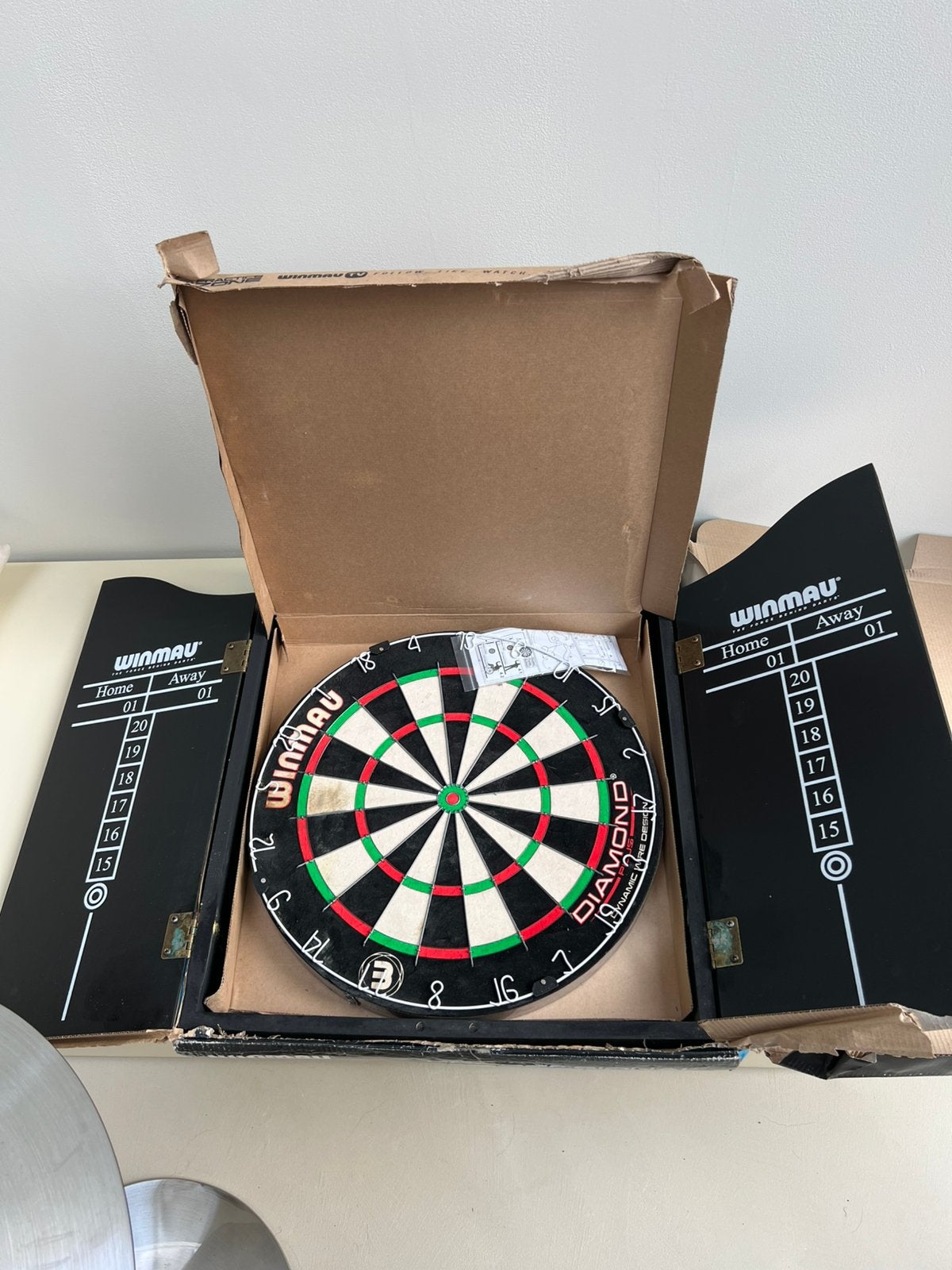 Te koop: Winmau Diamond Plus dartbord met omkasting, Sport en Fitness, Ophalen, Zo goed als nieuw, Dartbord
