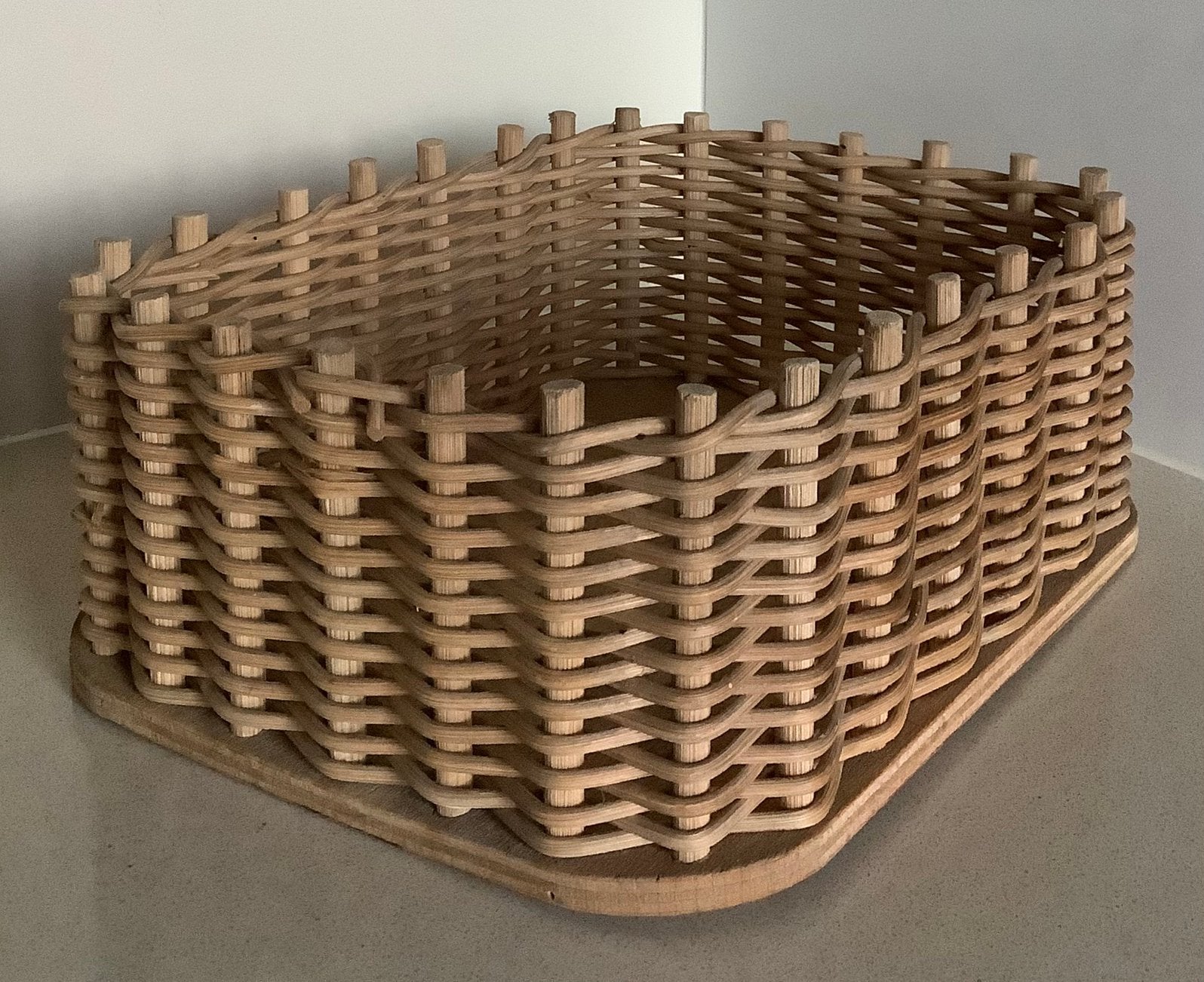 Handgemaakte rotan/pitriet mand met houten bodem - vintage, Ophalen of Verzenden
