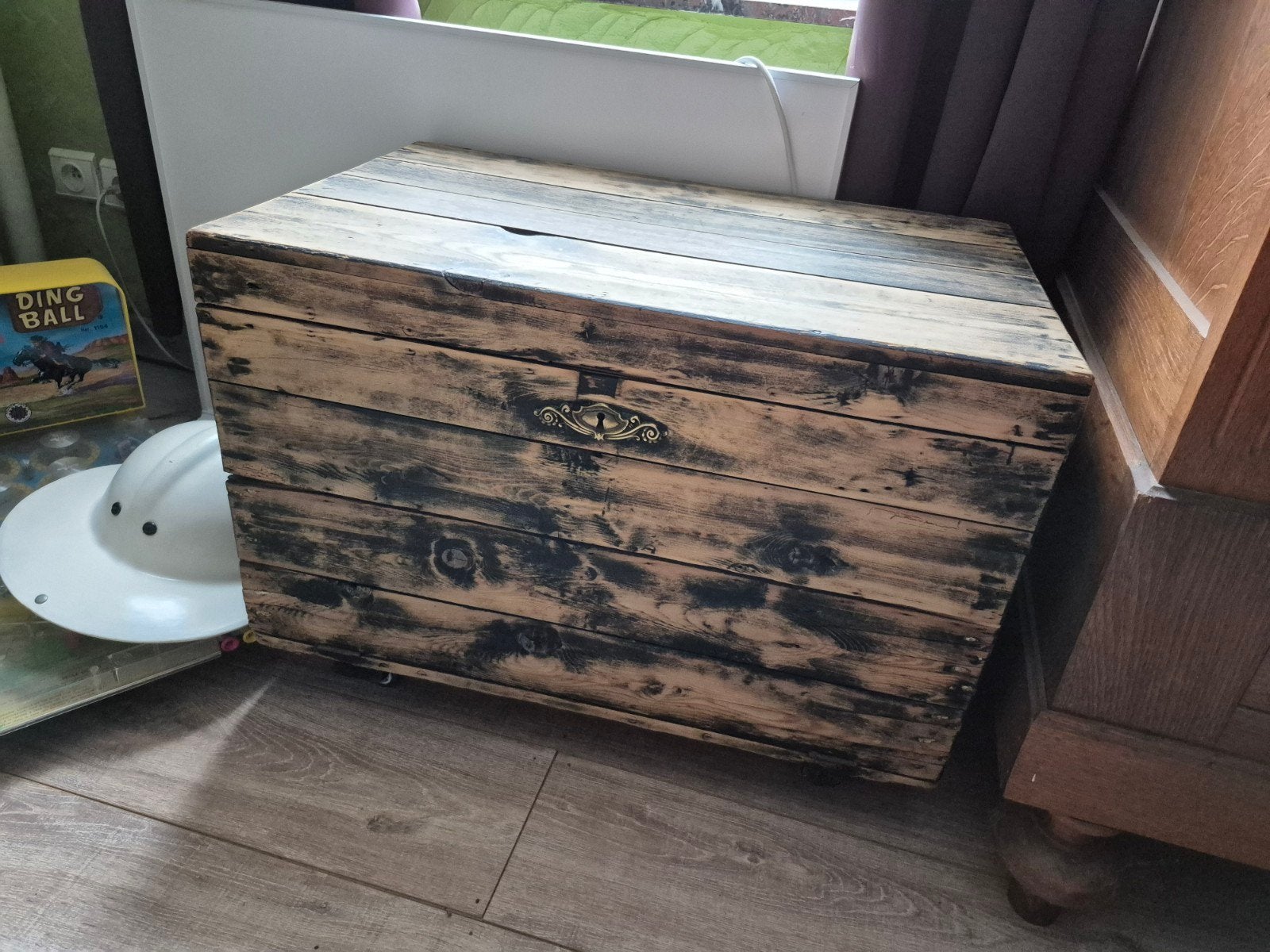coffre en bois, Enlèvement