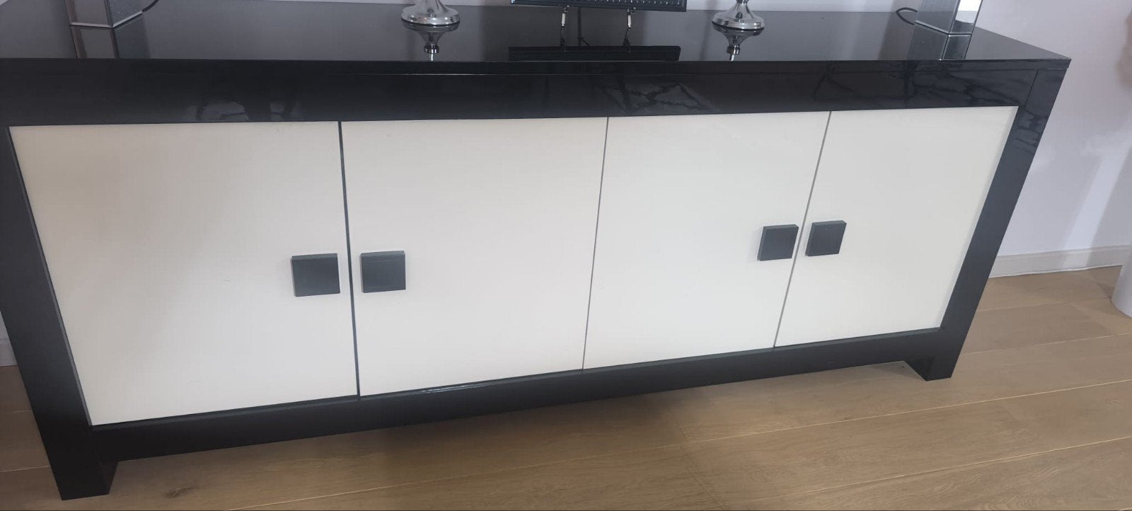 Dressoir+Eettafel+tv meubel in het zwart wit(Glans), Huis en Inrichting, Tafels | Eettafels, Ophalen