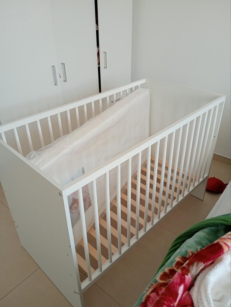 Babybedje verstelbare met nieuwe matras, Kinderen en Baby's, Ophalen