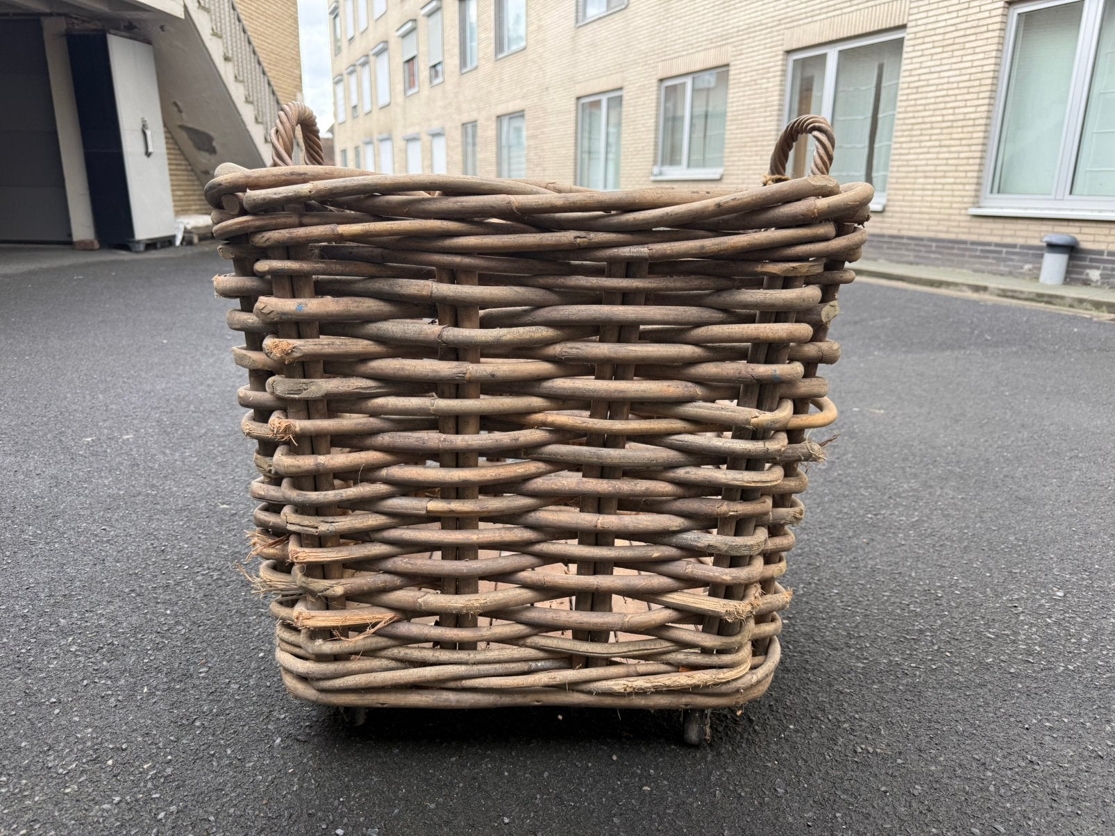 Grote rotan opbergmand op wieltjes - nieuwprijs €140, Huis en Inrichting, Ophalen, Gebruikt, Mand, Vierkant