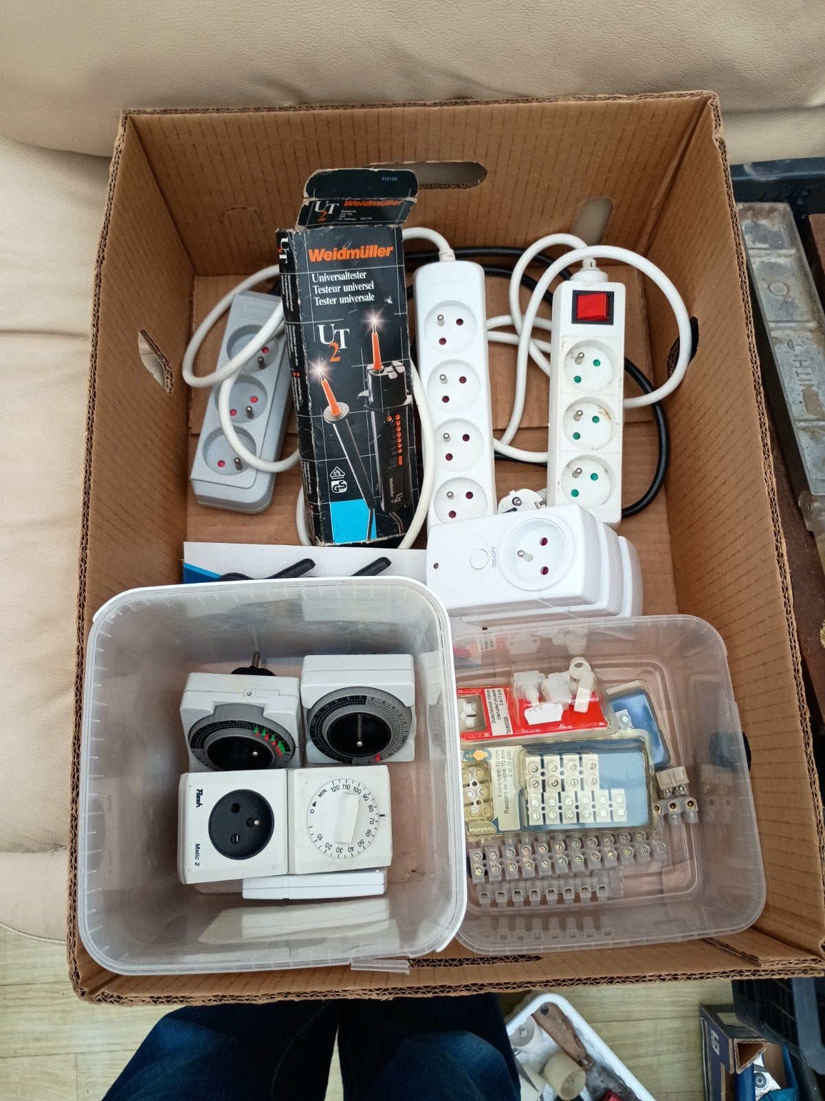 Doos elektrisch materiaal, Ophalen