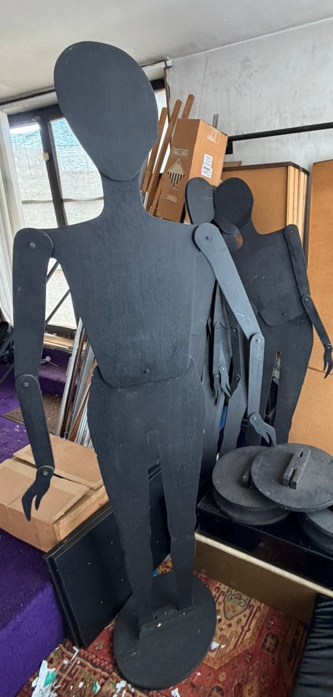 6 mannequins en bois, Enlèvement