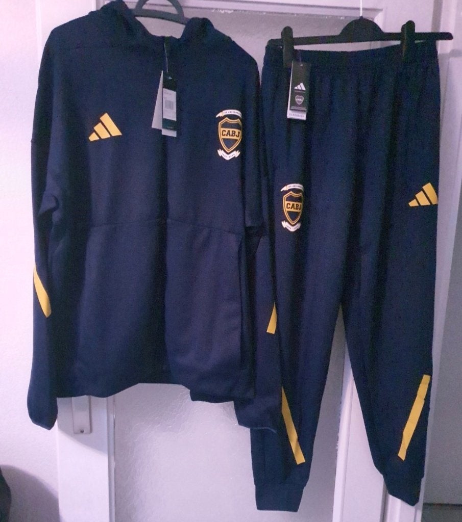 Nieuw Adidas Boca Juniors Trainingspak met capuchon Maat: XL, Kleding | Heren, Ophalen of Verzenden, Nieuw, Maat 56/58 (XL), Voetbal