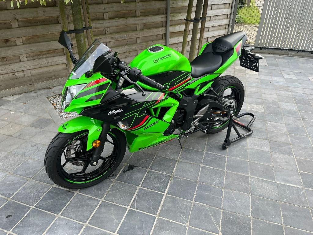 Kawasaki ninja 125cc **1800KM** 11/2023 **als nieuw !!**, Motoren, Nieuw, Bedrijf, Sport, 125 cc