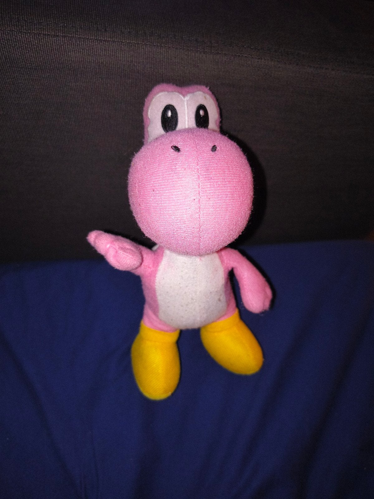Mini Yoshi pink version from Super Mario Universe, Enfants & Bébés, Jouets | Peluches, Comme neuf, Dinosaure, Super Mario, Nintendo