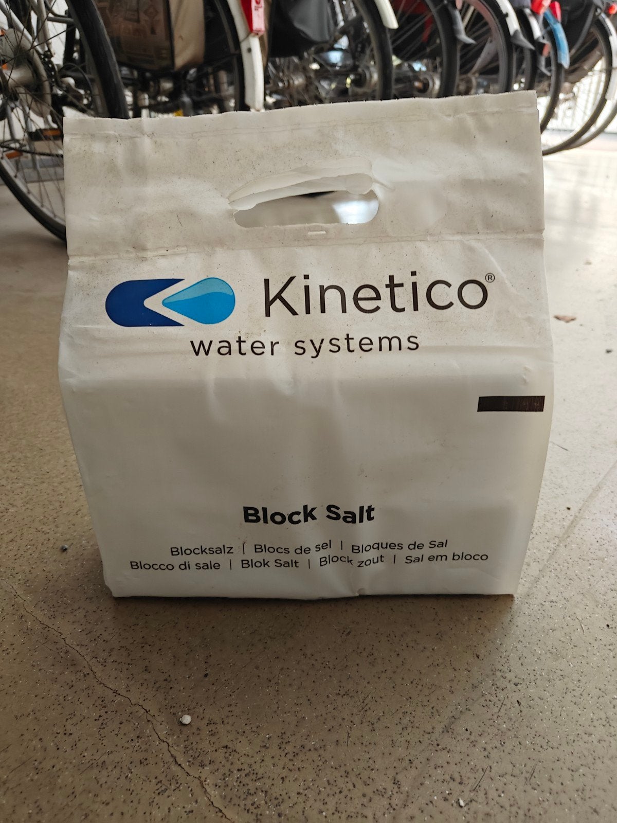 Zoutblokken voor de waterverzachter, Ophalen