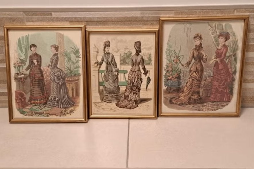 3 Kaders met oude Parijse mode, Antiek en Kunst, Kunst | Schilderijen | Klassiek, Portret of Personen, Klassiek, Achter glas, Ingelijst