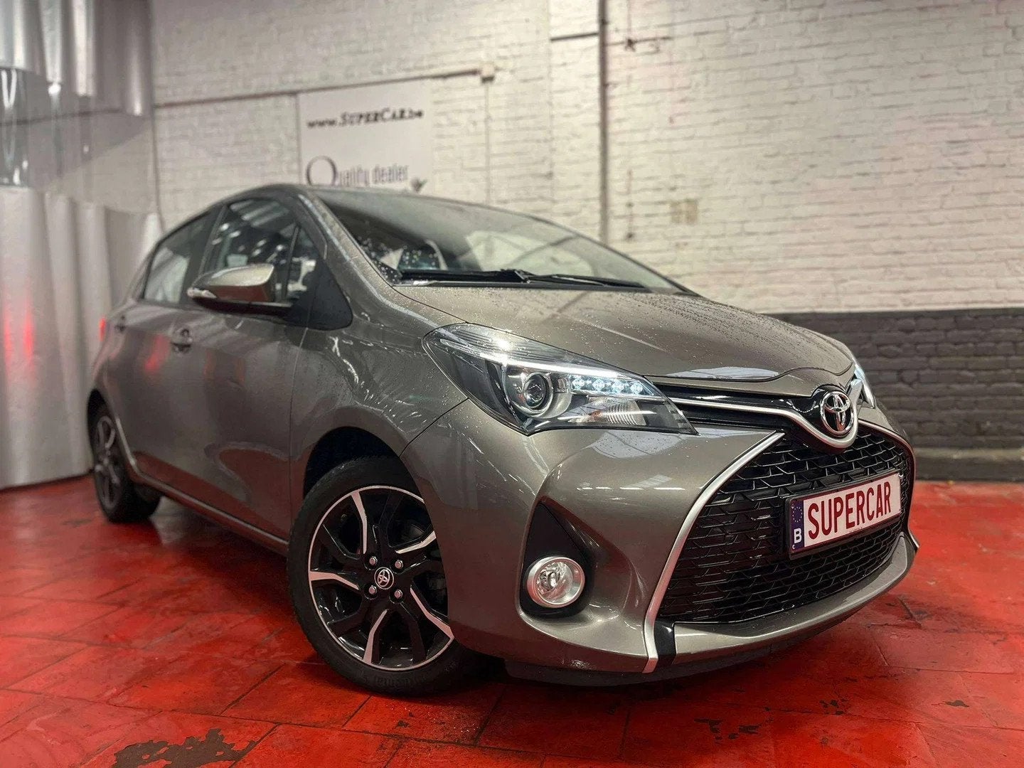 Toyota Yaris Yaris 1.33i VVT-i Lounge * CAMERA * A/C * BLUET, Autos, Argent ou Gris, Achat, Euro 6, Noir