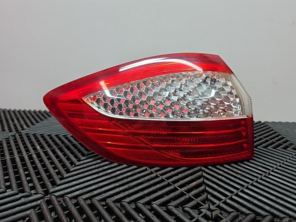 FEU ARRIÈRE GAUCHE Ford Mondeo IV Wagon (01-2007/01-2015), Henry-Ford-Straße  1
50735  Köln, DE, Ford-Werke GmbH, Kunden@ford.com