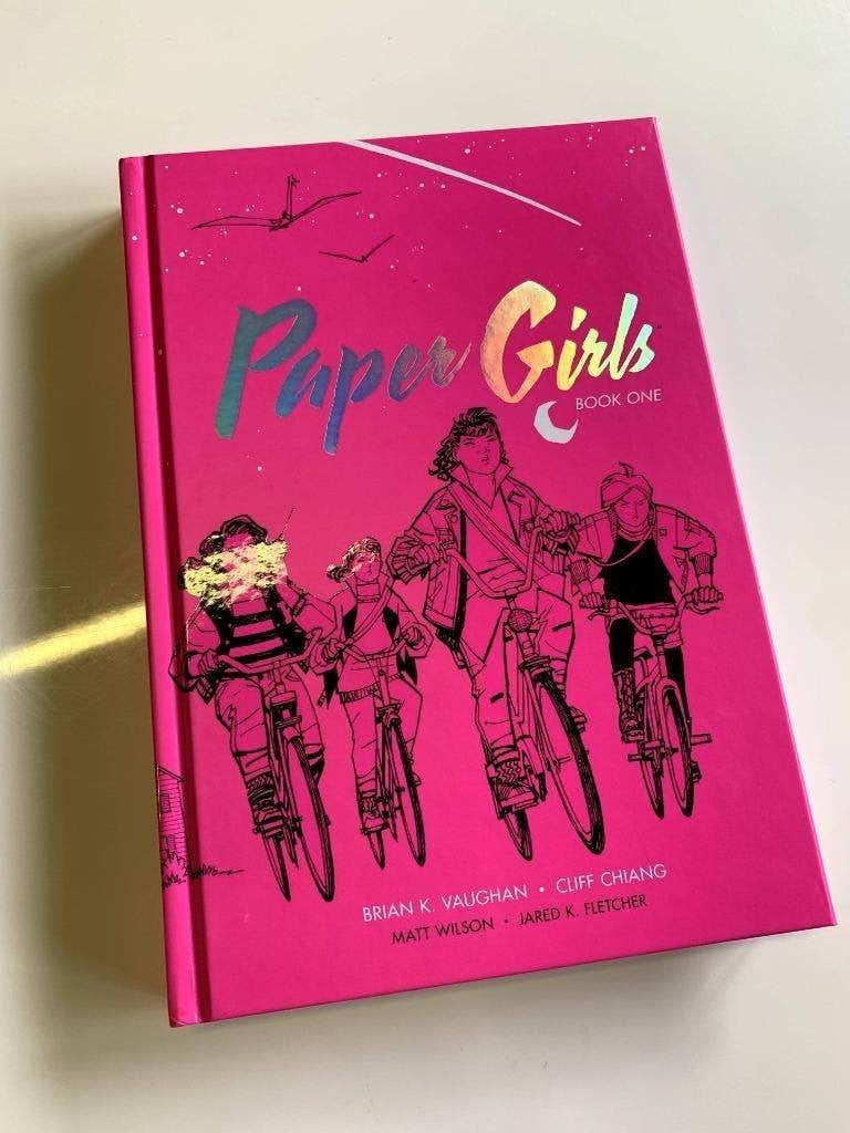 Paper Girls Deluxe Edition Book One – hardcover, Eén comic, Amerika, Ophalen of Verzenden, Zo goed als nieuw