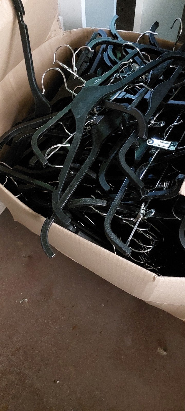 Ca 700 kapstokken met name de standaard zonder klemmen, Kleding | Dames, Kledinghangers, Ophalen