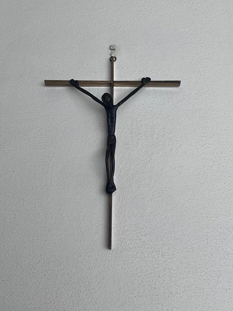 modernistisch / brutalistisch wandkruis (crucifix) jaren '60, Enlèvement, Bronze