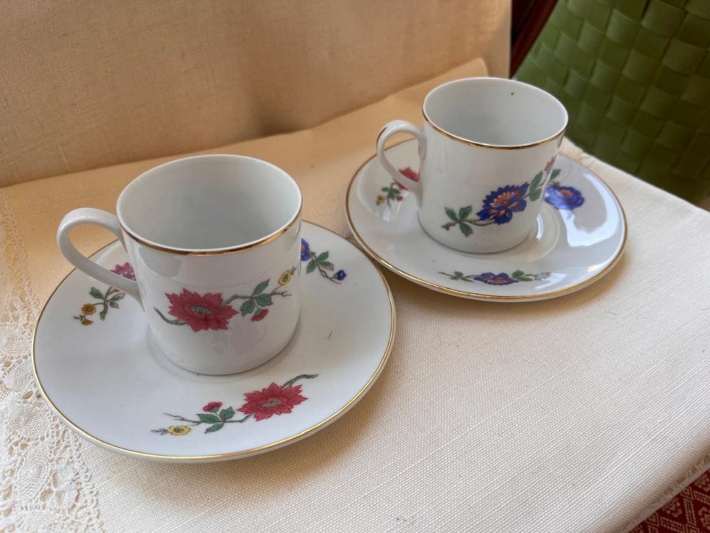 Set van 2 vintage porseleinen koffietassen met schotel, Huis en Inrichting, Keuken | Servies, Zo goed als nieuw, Mok, Vintage