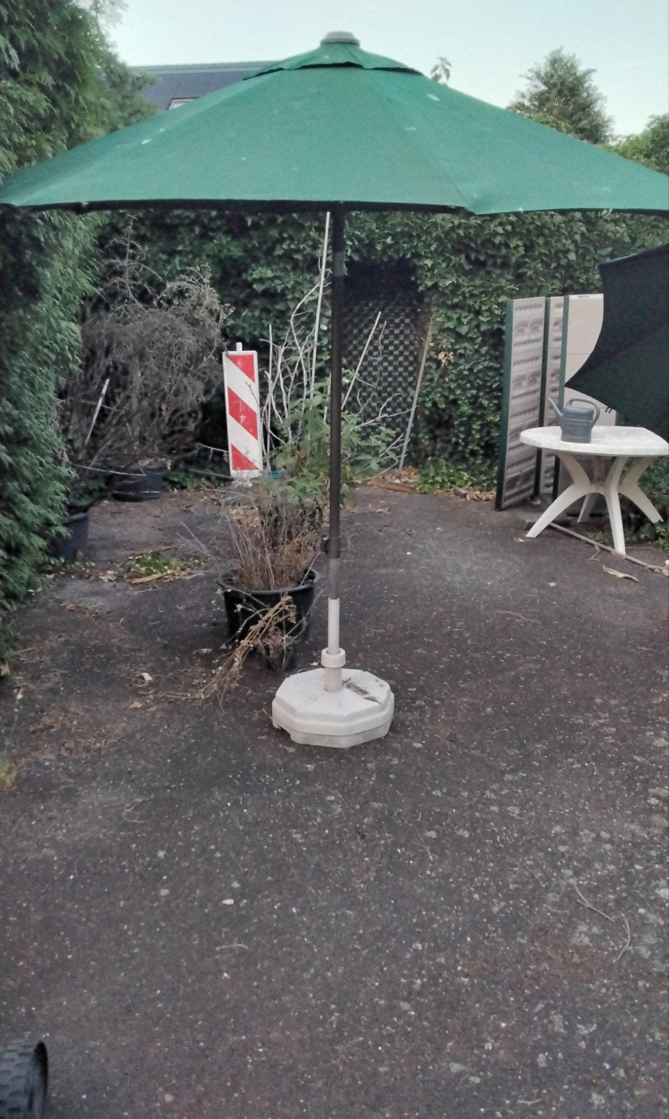 PARASOL  300 CM MET BETONNEN VOET, Ophalen
