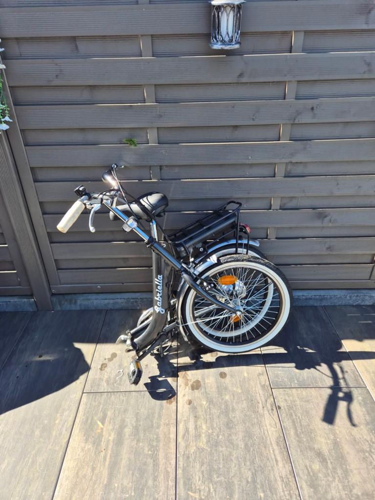 Deux vélos électriques pliables, Enlèvement