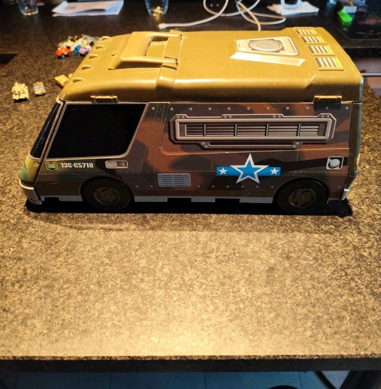 Camion militaire Micro Machines, Enlèvement