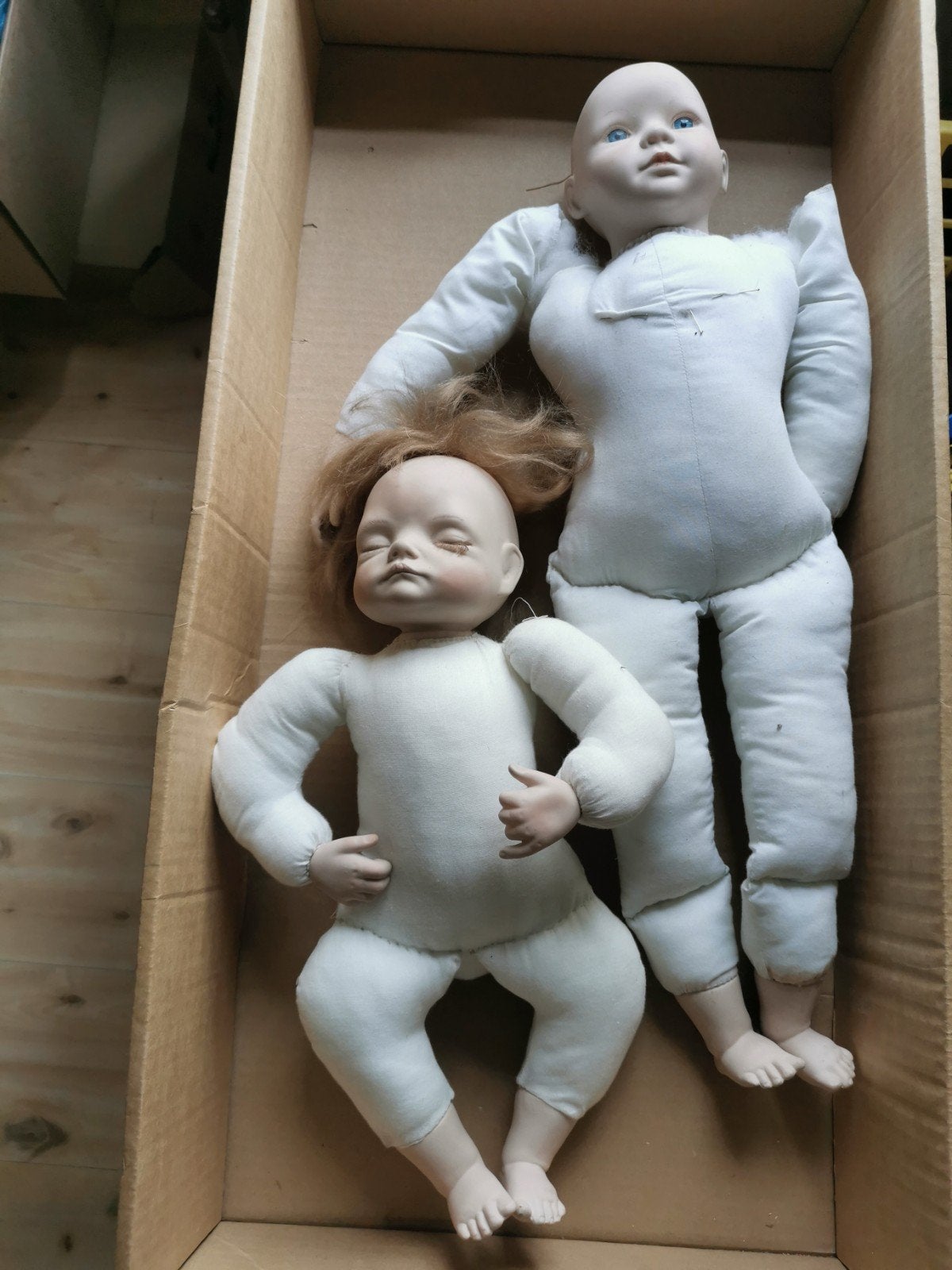 2 oude poppen, Enlèvement, Comme neuf
