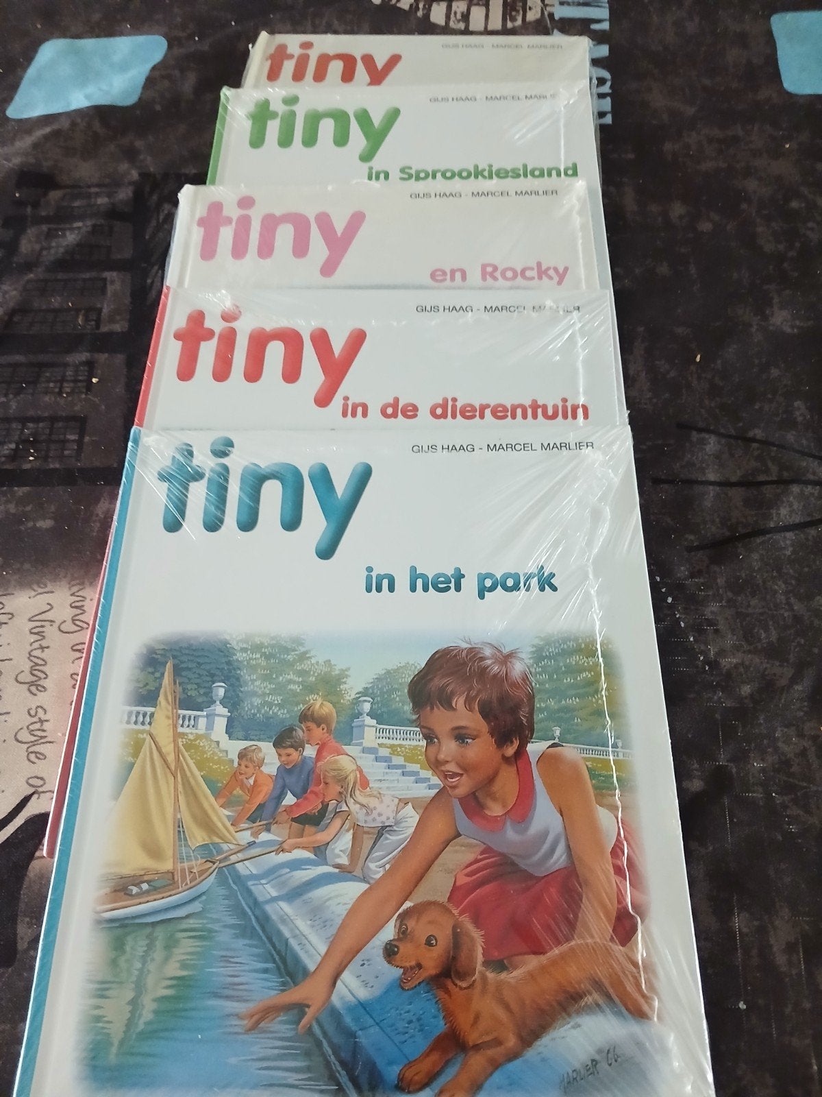 les livres de Tiny, Livres, Enlèvement