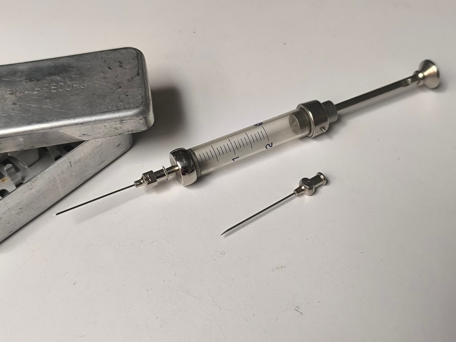Vintage glazen medische spuit in container, Ophalen of Verzenden