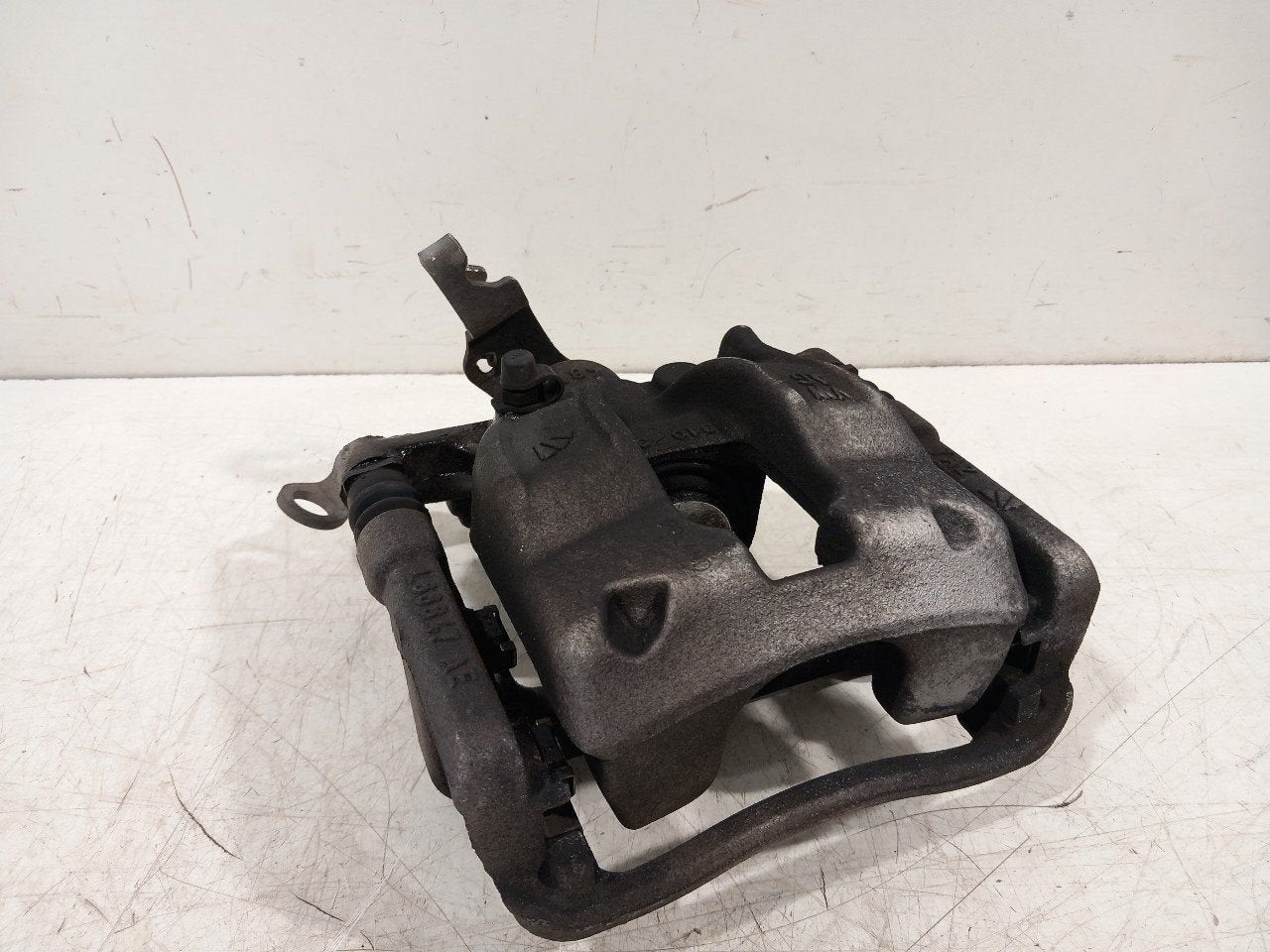 Remklauw links achter Volkswagen Crafter, Onderdelen@venauto.nl, Van der Ven Autorecycling B.V., Gebruikt, Ettenseweg 76, 4706 PB Roosendaal, The Netherlands